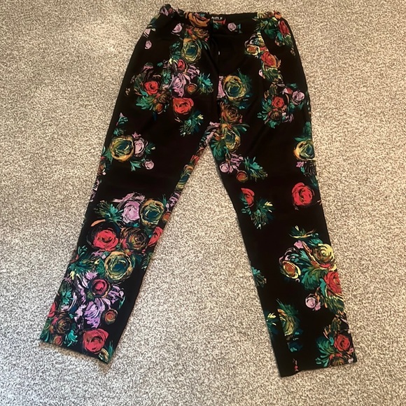 Allen B. By Allen Schwartz Pants - Very on trend! Allen B Black Floral Pants sz 4.  Waist 14, crotch to hem…
